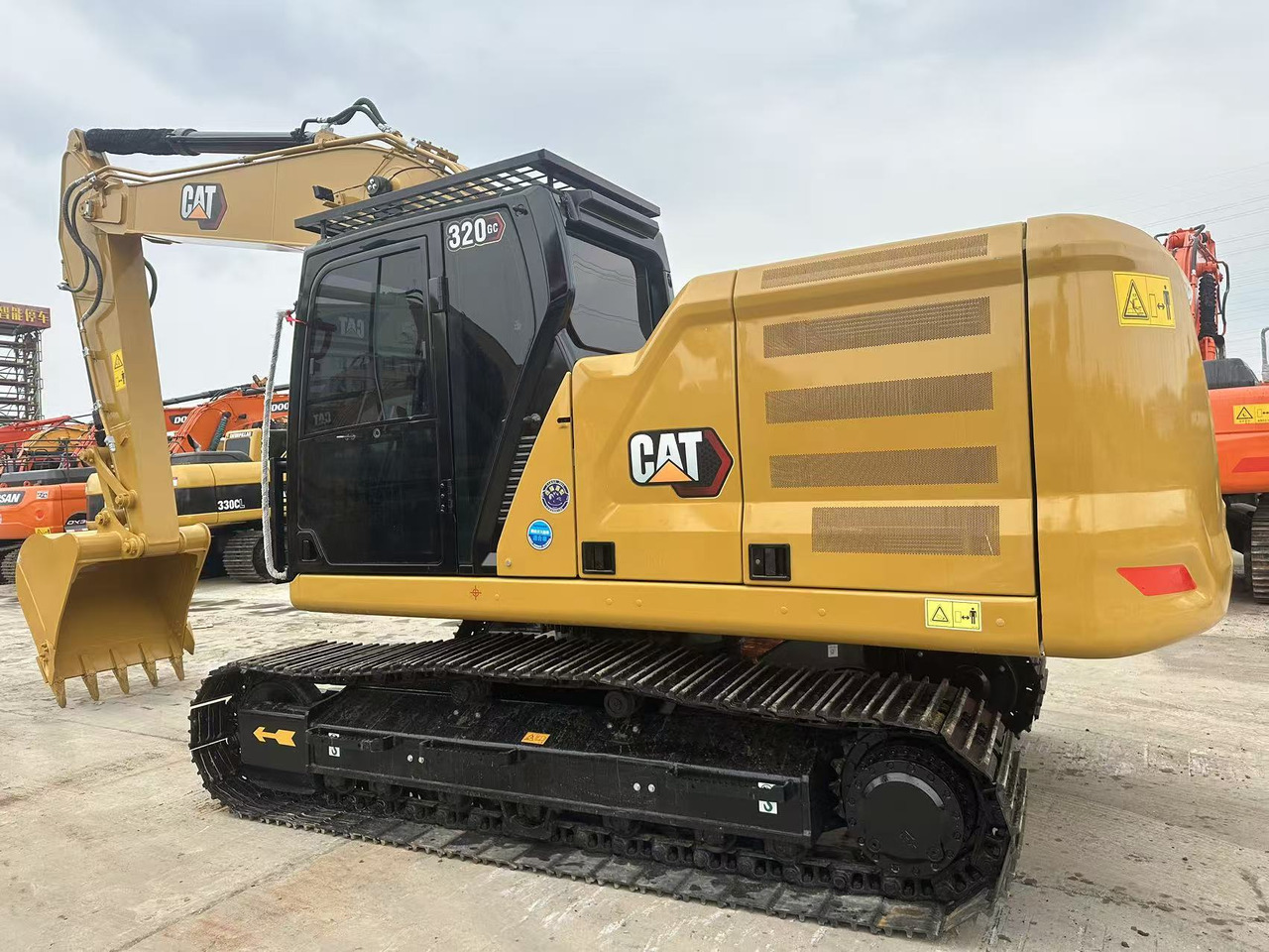 CATERPILLAR 320GC - Kotrógép: 1 kép. CATERPILLAR 320GC - Kotrógép: 1 kép.