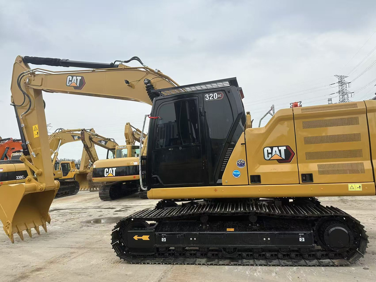 CATERPILLAR 320GC - Kotrógép: 2 kép. CATERPILLAR 320GC - Kotrógép: 2 kép.