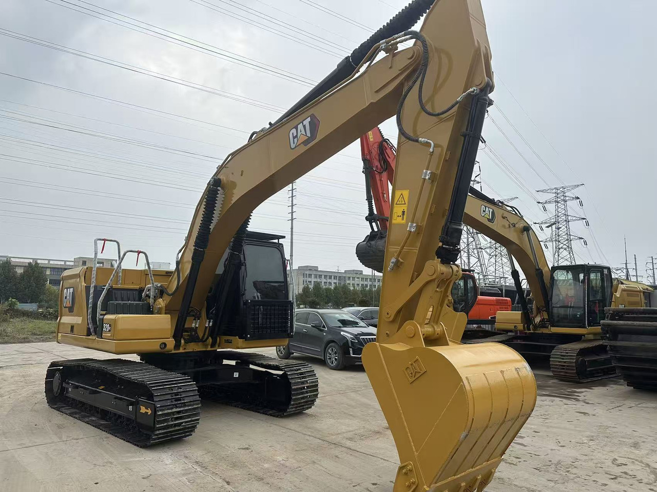 CATERPILLAR 320GC - Kotrógép: 3 kép. CATERPILLAR 320GC - Kotrógép: 3 kép.