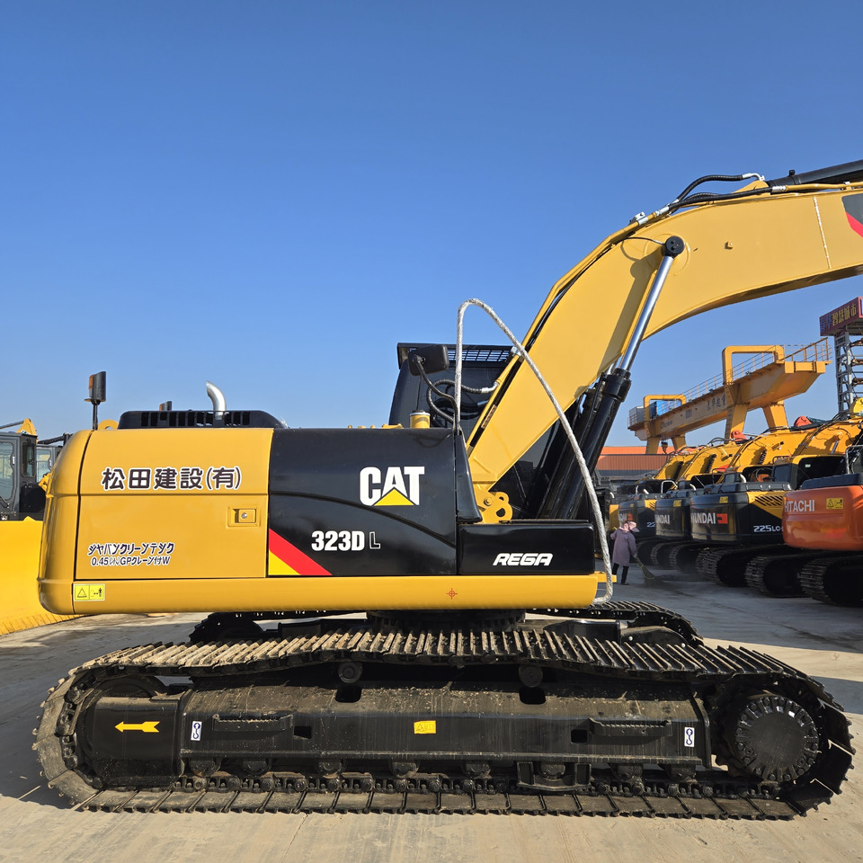 CATERPILLAR 323D L - Kotrógép: 1 kép. CATERPILLAR 323D L - Kotrógép: 1 kép.