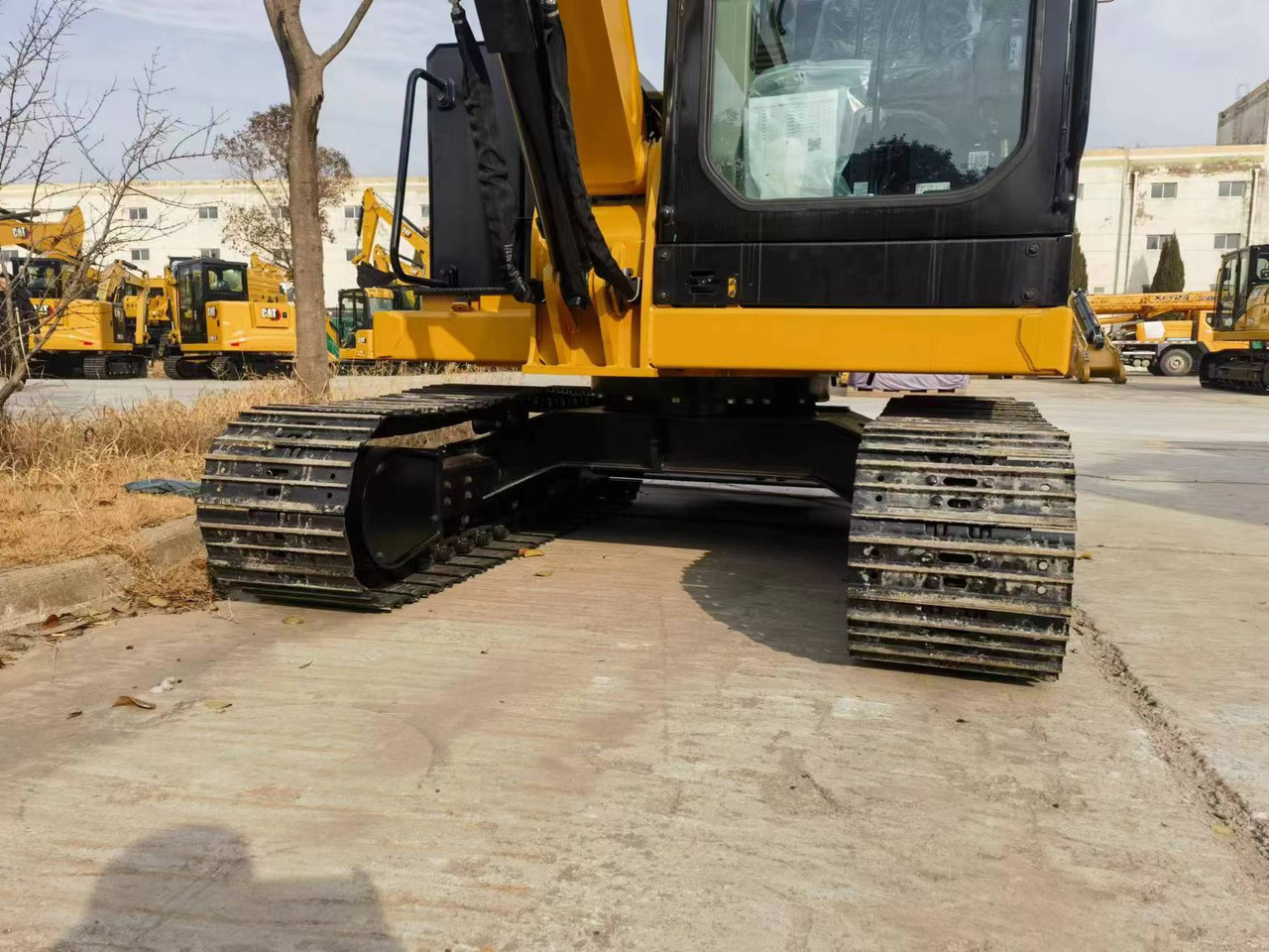 Caterpillar 305.5 - Lánctalpas kotró: 2 kép. Caterpillar 305.5 - Lánctalpas kotró: 2 kép.