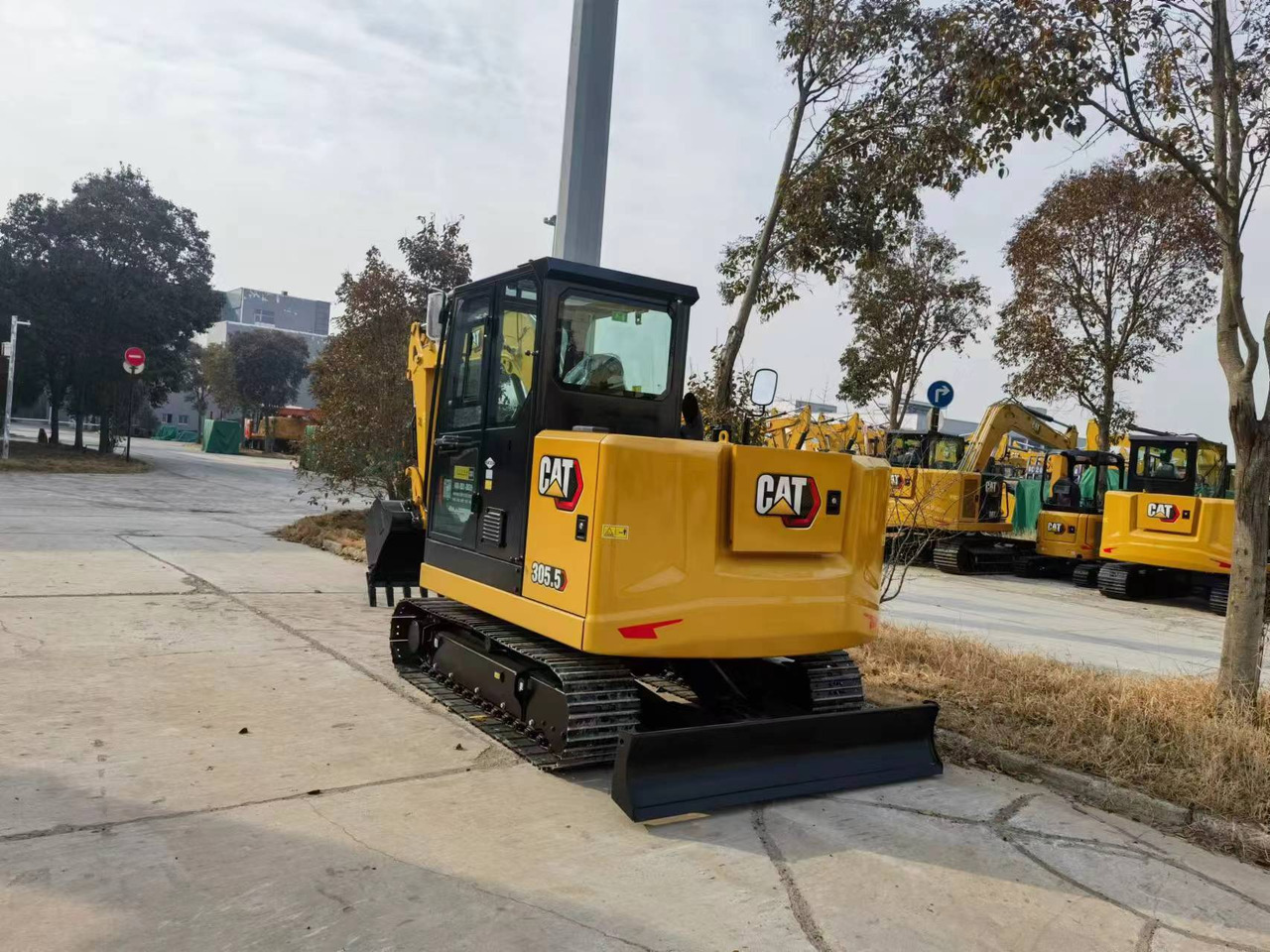 Caterpillar 305.5 - Lánctalpas kotró: 4 kép. Caterpillar 305.5 - Lánctalpas kotró: 4 kép.