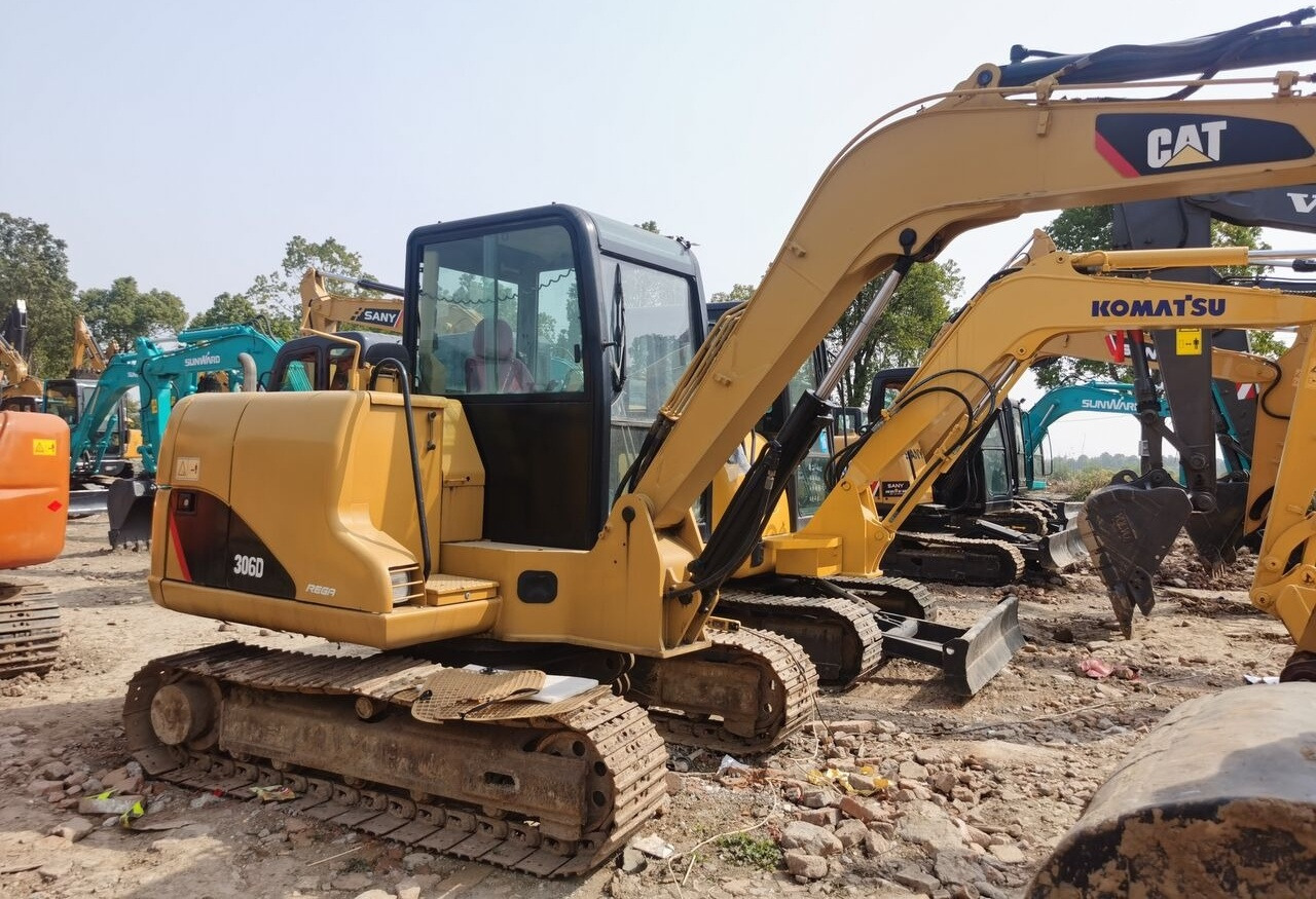 Caterpillar 306D - Minikotró: 2 kép. Caterpillar 306D - Minikotró: 2 kép.
