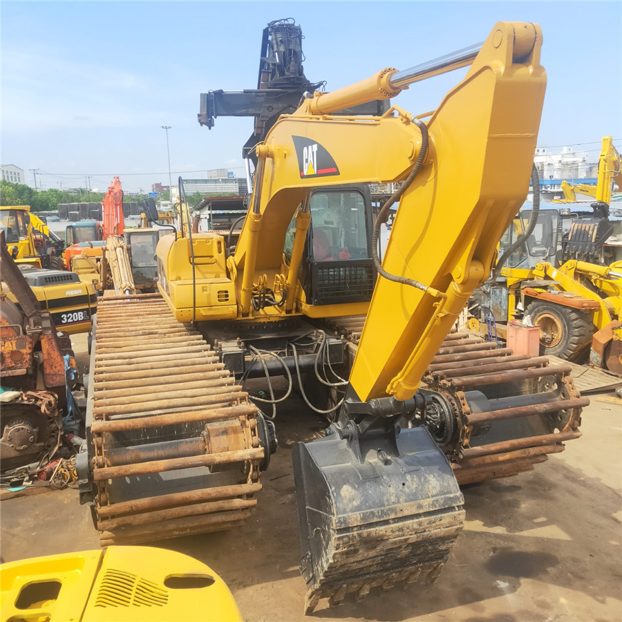 Caterpillar 320C Amphibious Excavator - Lánctalpas kotró: 5 kép. Caterpillar 320C Amphibious Excavator - Lánctalpas kotró: 5 kép.