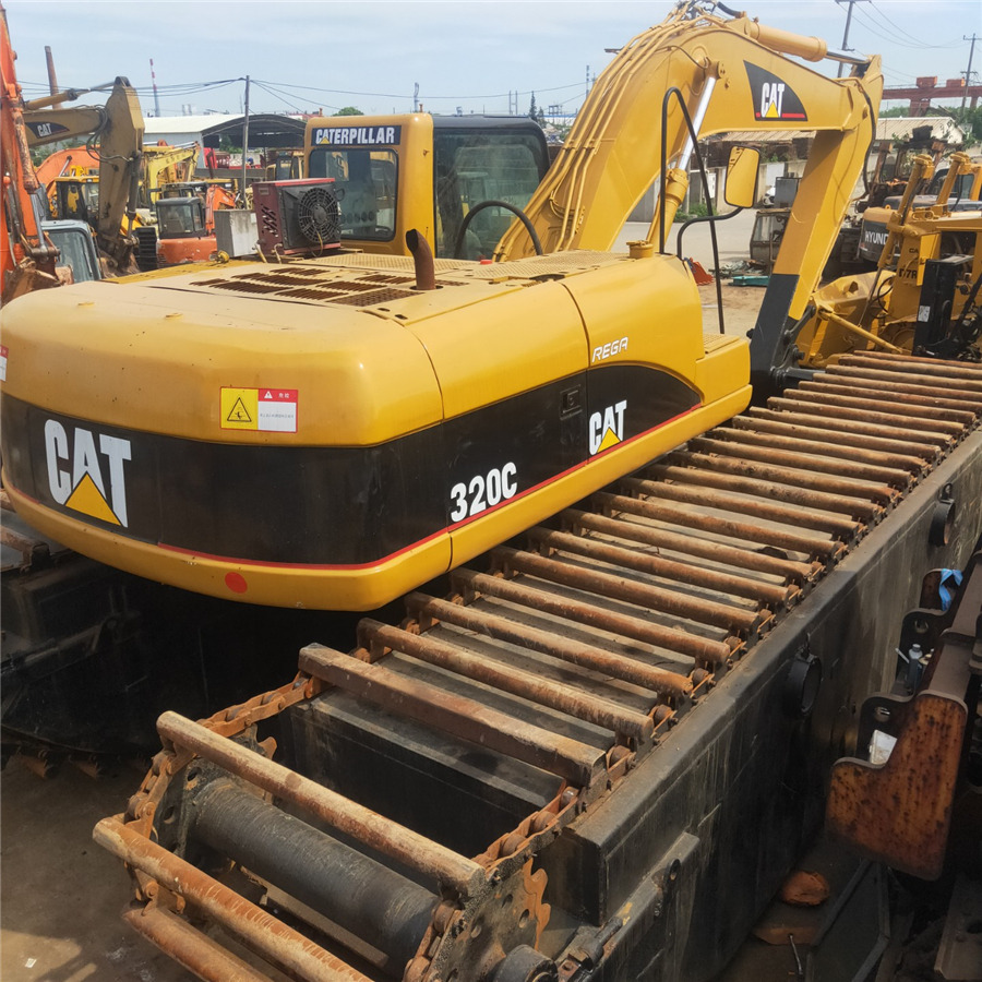 Caterpillar 320C Amphibious Excavator - Lánctalpas kotró: 3 kép. Caterpillar 320C Amphibious Excavator - Lánctalpas kotró: 3 kép.