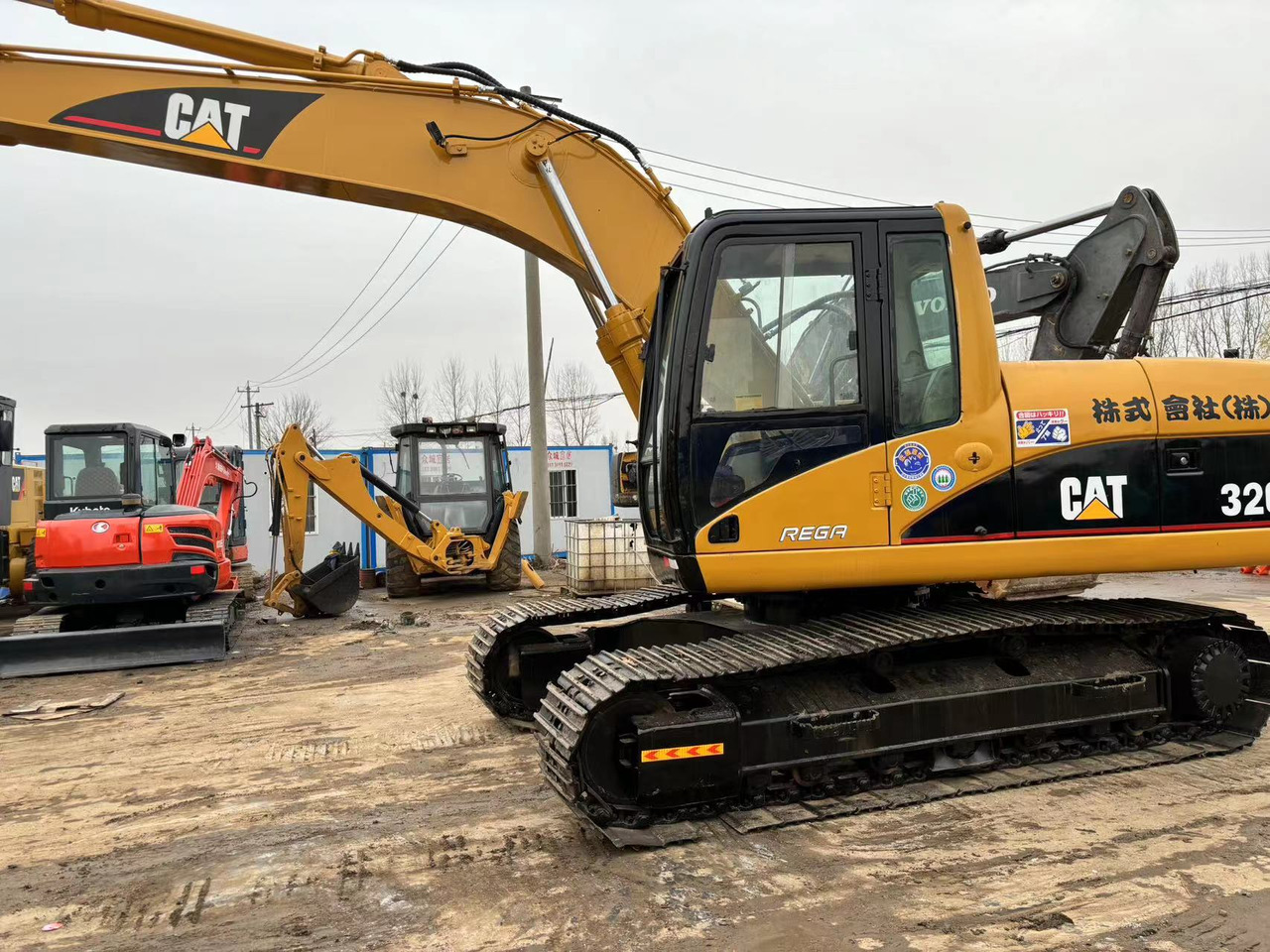 Caterpillar 320C - Lánctalpas kotró: 2 kép. Caterpillar 320C - Lánctalpas kotró: 2 kép.