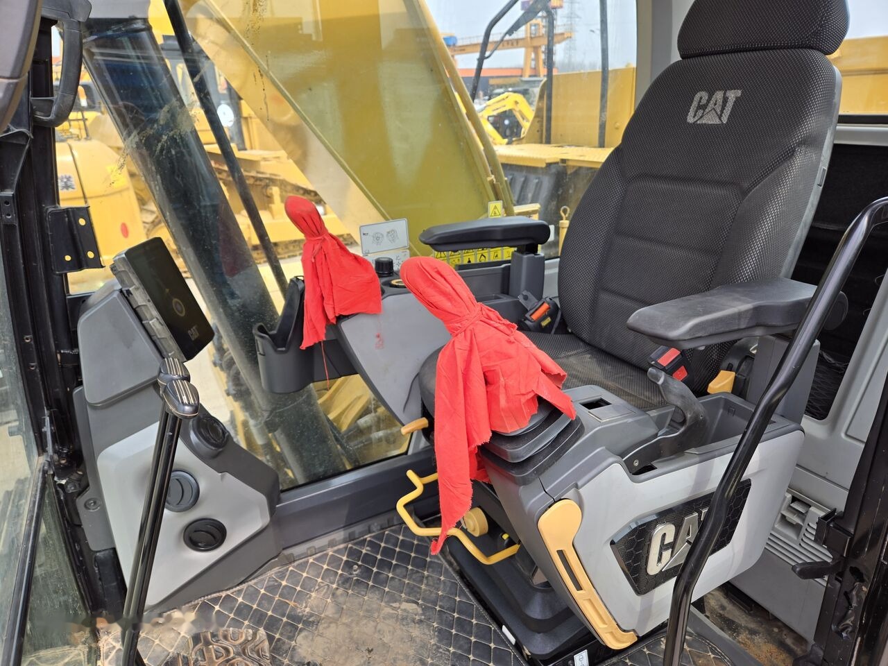 Caterpillar 320GC - Lánctalpas kotró: 2 kép. Caterpillar 320GC - Lánctalpas kotró: 2 kép.