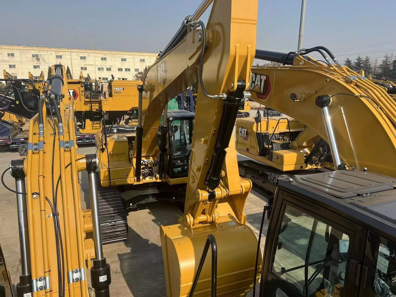 Caterpillar 323GX - Lánctalpas kotró: 2 kép. Caterpillar 323GX - Lánctalpas kotró: 2 kép.