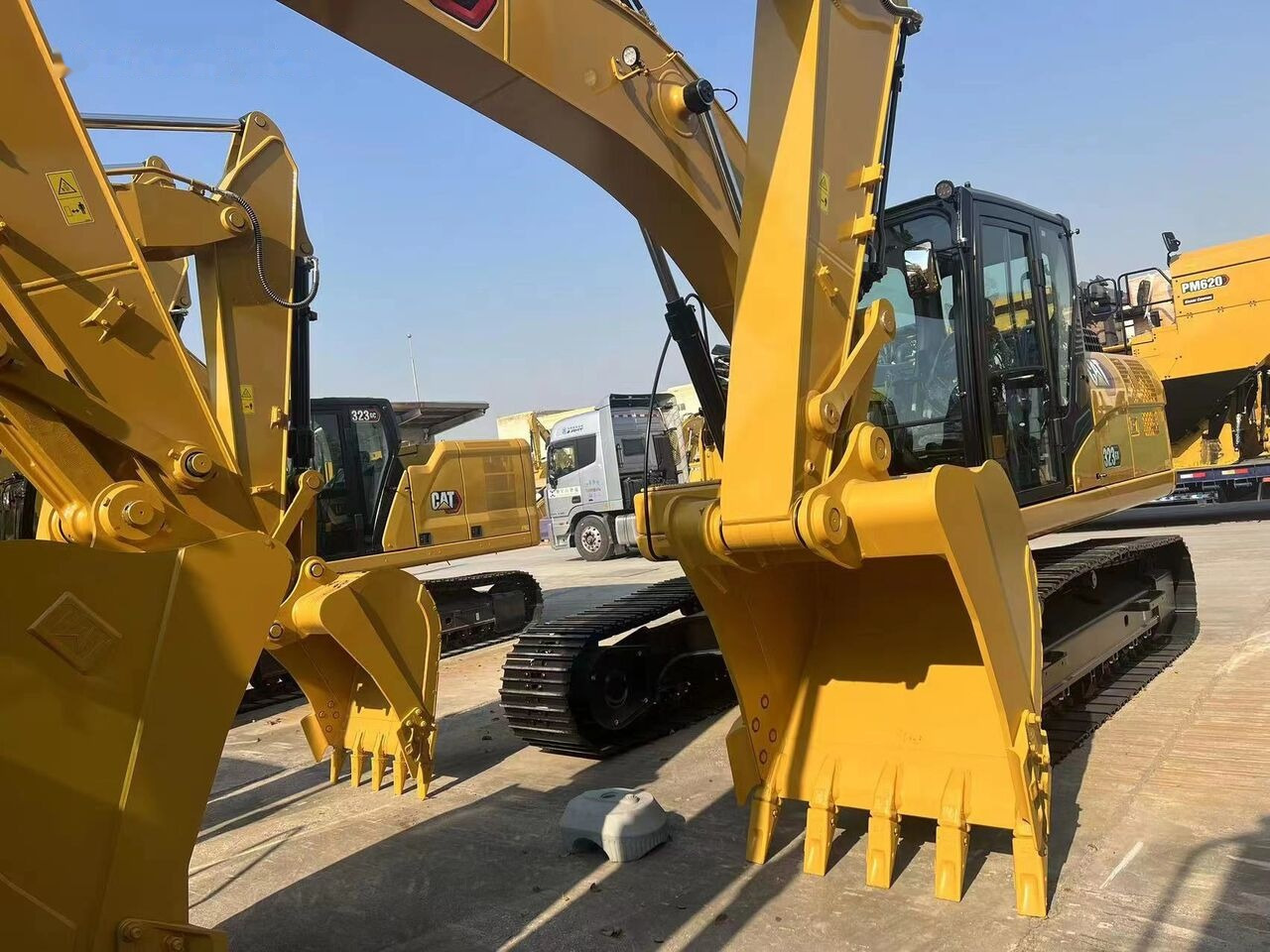 Caterpillar 323GX - Lánctalpas kotró: 4 kép. Caterpillar 323GX - Lánctalpas kotró: 4 kép.