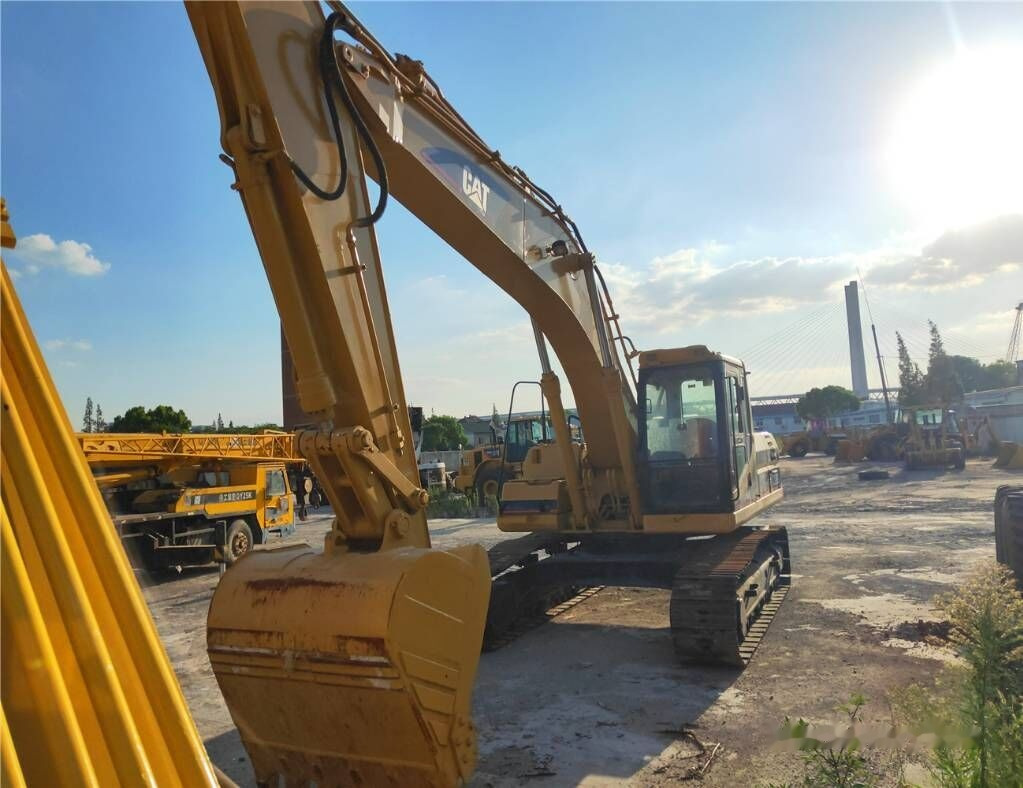 Caterpillar 325 BL - Lánctalpas kotró: 1 kép. Caterpillar 325 BL - Lánctalpas kotró: 1 kép.