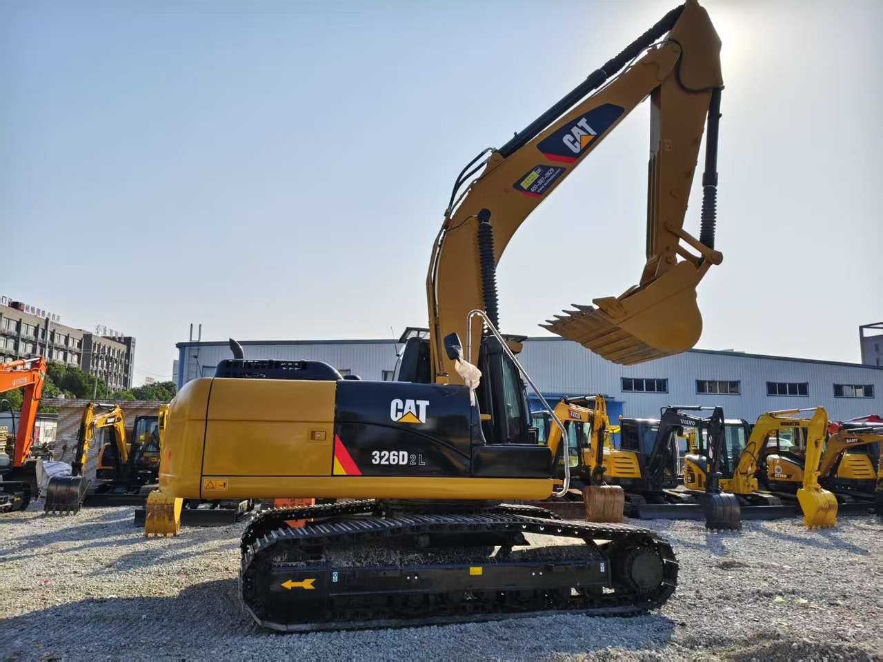 Caterpillar 326D - Lánctalpas kotró: 2 kép. Caterpillar 326D - Lánctalpas kotró: 2 kép.