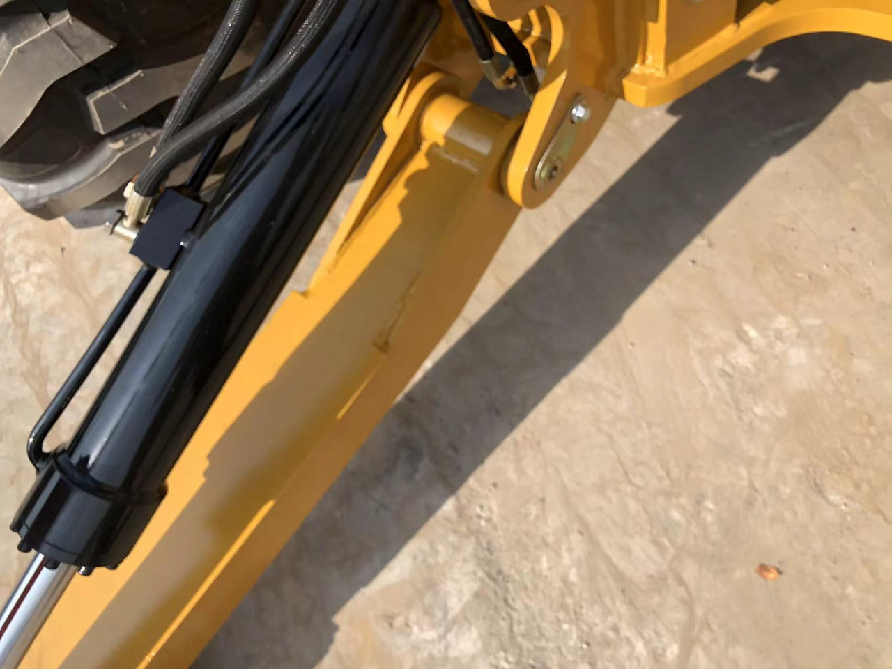 Új Kotrórakodó Caterpillar 420F: 6 kép.