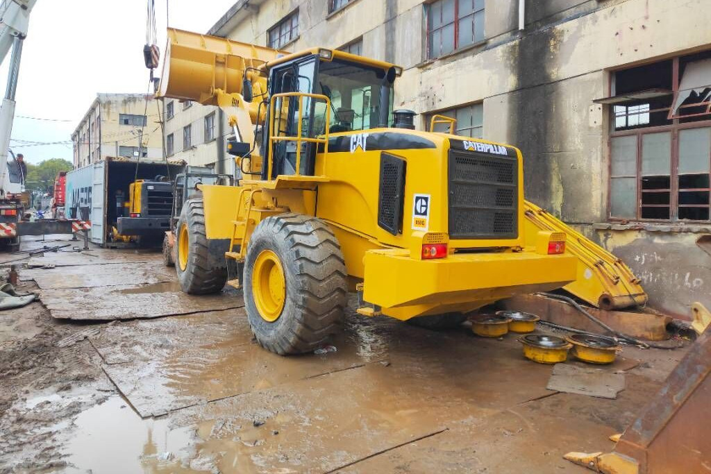 Caterpillar 950 G - Gumikerekes homlokrakodó: 3 kép. Caterpillar 950 G - Gumikerekes homlokrakodó: 3 kép.