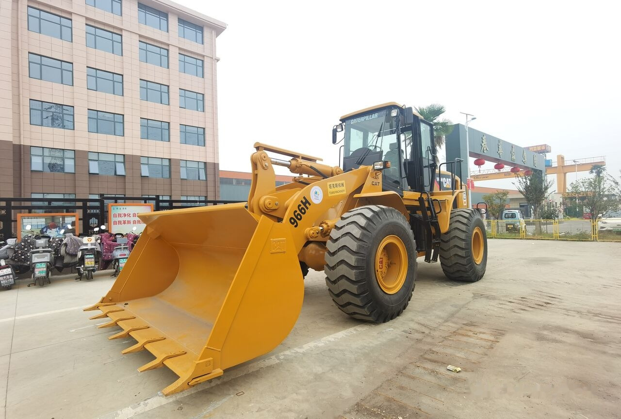 Caterpillar 966H - Gumikerekes homlokrakodó: 2 kép. Caterpillar 966H - Gumikerekes homlokrakodó: 2 kép.