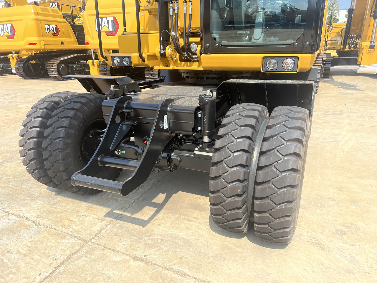 Caterpillar M315GC - Gumikerekes kotró: 2 kép. Caterpillar M315GC - Gumikerekes kotró: 2 kép.