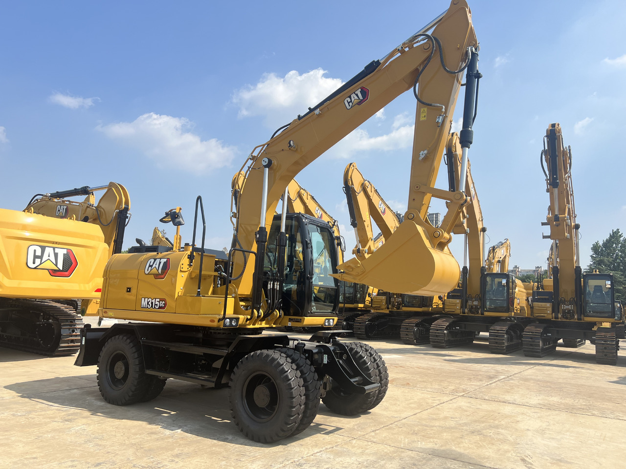 Új Gumikerekes kotró Caterpillar M315GC: 8 kép.