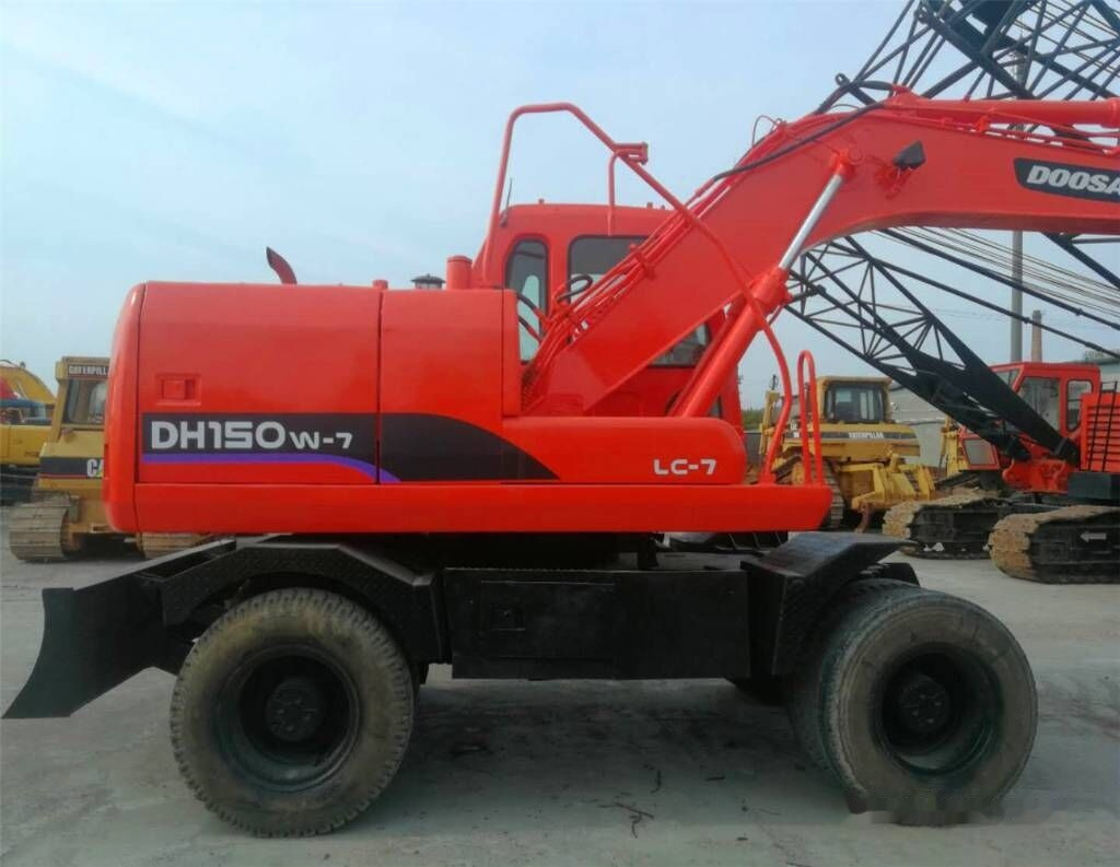 Doosan 150W-7 - Gumikerekes kotró: 2 kép. Doosan 150W-7 - Gumikerekes kotró: 2 kép.