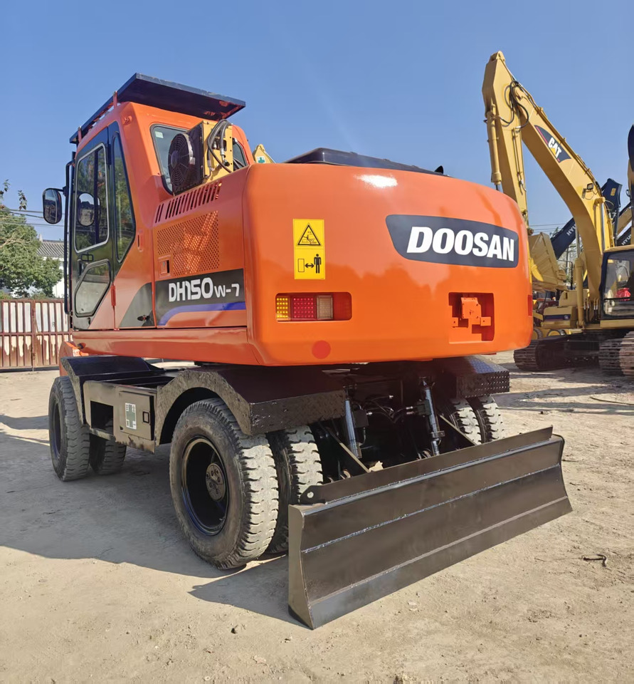 Doosan DH150W - Gumikerekes kotró: 5 kép. Doosan DH150W - Gumikerekes kotró: 5 kép.