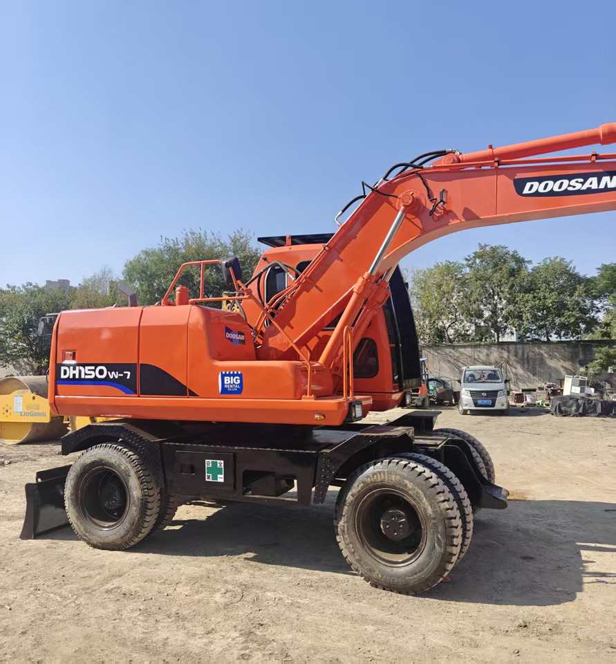 Doosan DH150W - Gumikerekes kotró: 3 kép. Doosan DH150W - Gumikerekes kotró: 3 kép.
