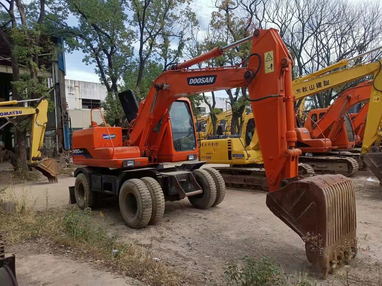 Doosan DH150W - Gumikerekes kotró: 3 kép. Doosan DH150W - Gumikerekes kotró: 3 kép.