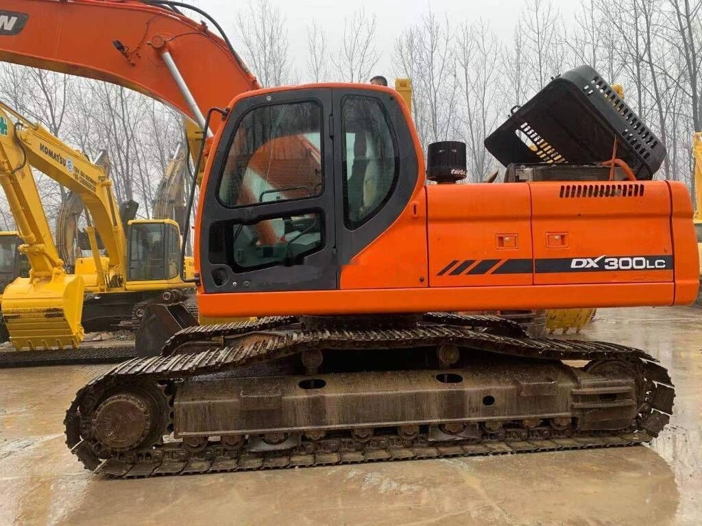 Doosan DX 300 LC - Lánctalpas kotró: 3 kép. Doosan DX 300 LC - Lánctalpas kotró: 3 kép.