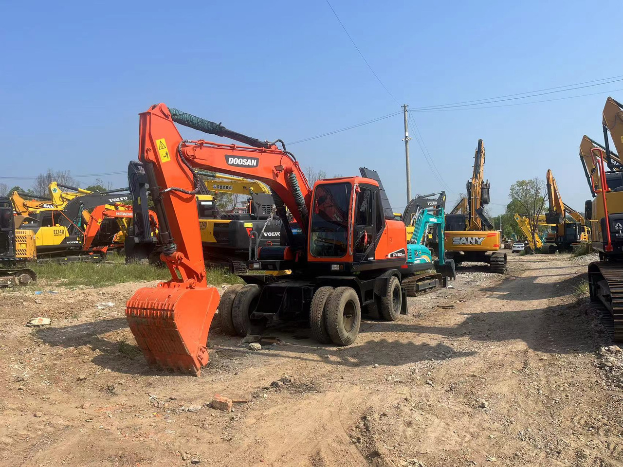 Doosan DX150W-9C - Gumikerekes kotró: 1 kép. Doosan DX150W-9C - Gumikerekes kotró: 1 kép.