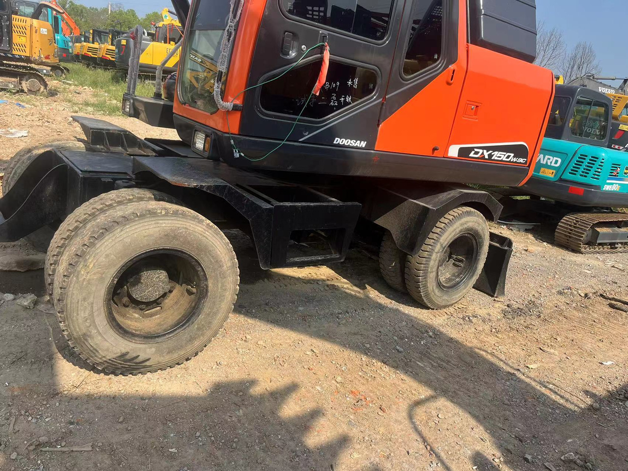 Doosan DX150W-9C - Gumikerekes kotró: 5 kép. Doosan DX150W-9C - Gumikerekes kotró: 5 kép.
