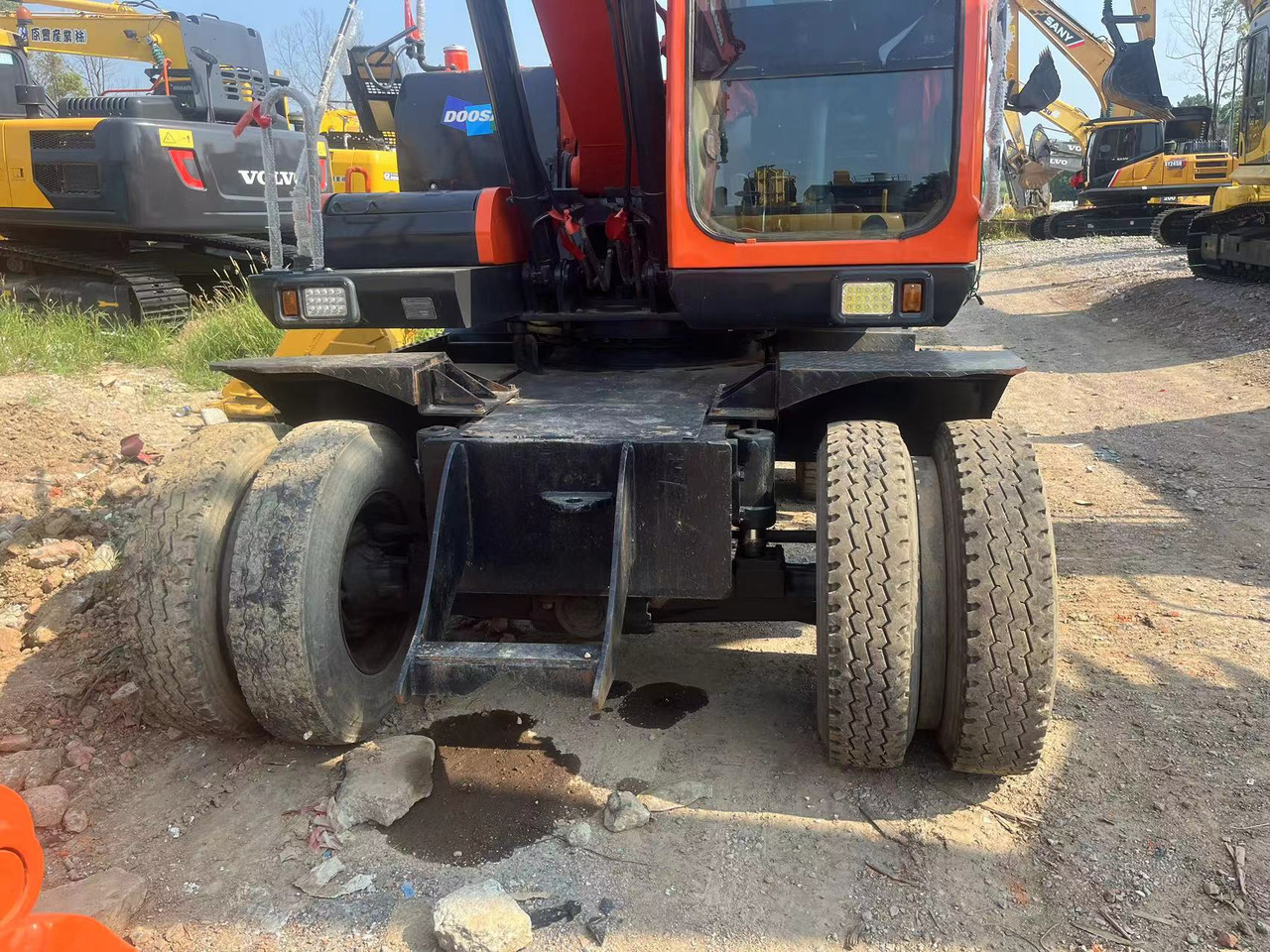 Doosan DX150W-9C - Gumikerekes kotró: 3 kép. Doosan DX150W-9C - Gumikerekes kotró: 3 kép.