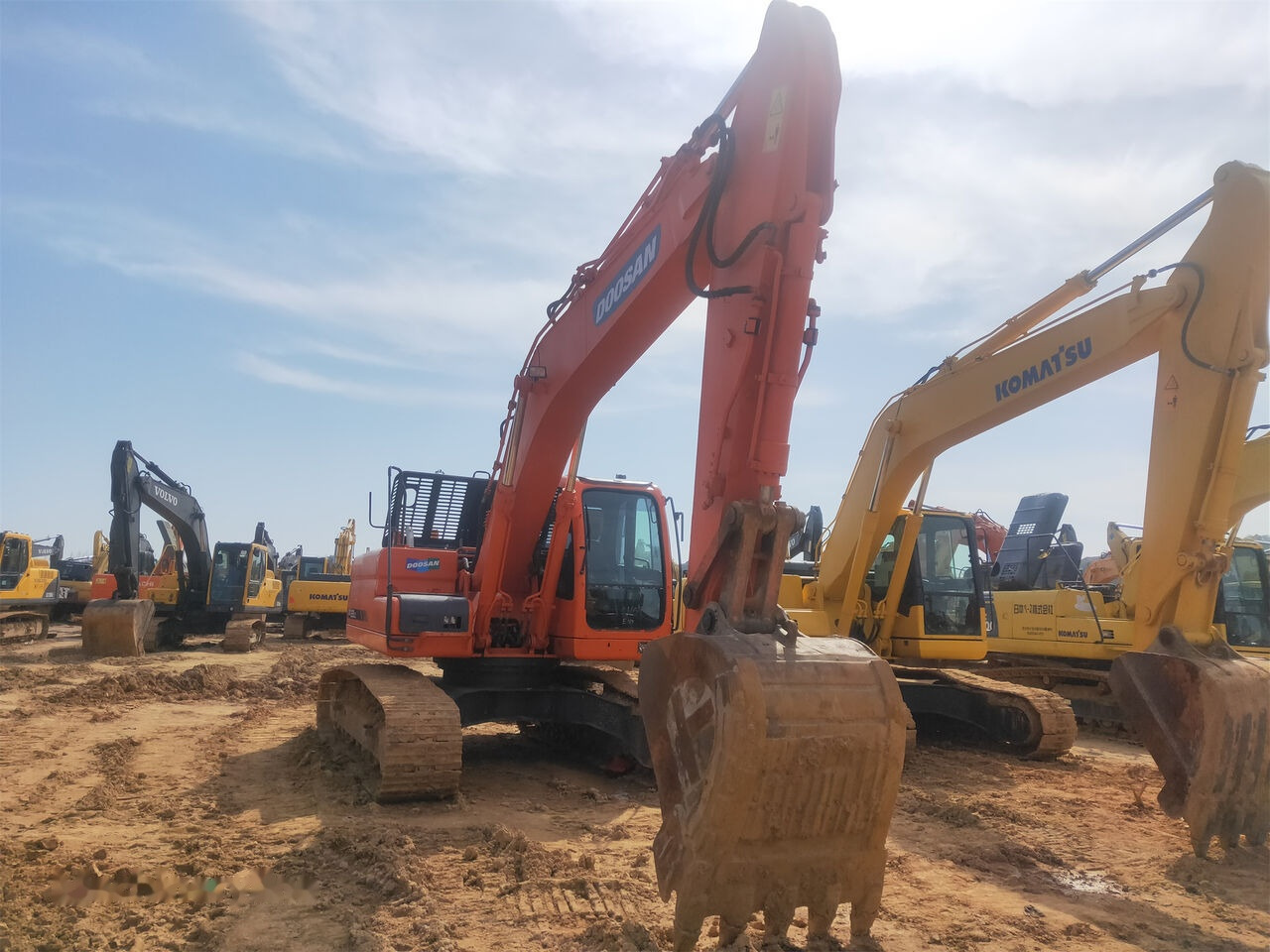 Doosan DX225LC - Lánctalpas kotró: 5 kép. Doosan DX225LC - Lánctalpas kotró: 5 kép.