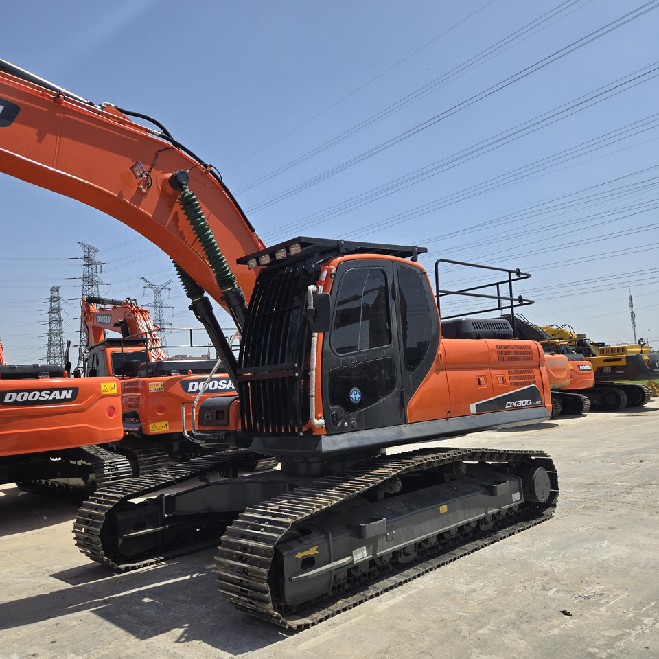 Doosan DX300 - Kotrógép: 3 kép. Doosan DX300 - Kotrógép: 3 kép.