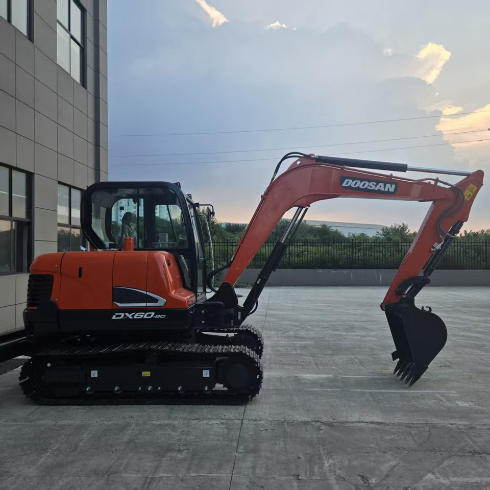 Doosan DX60 - Minikotró: 2 kép. Doosan DX60 - Minikotró: 2 kép.