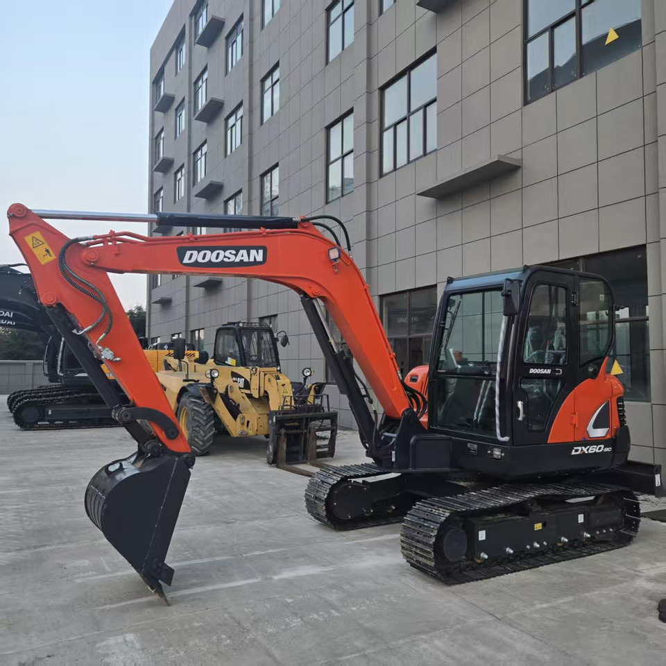 Doosan DX60 - Minikotró: 3 kép. Doosan DX60 - Minikotró: 3 kép.