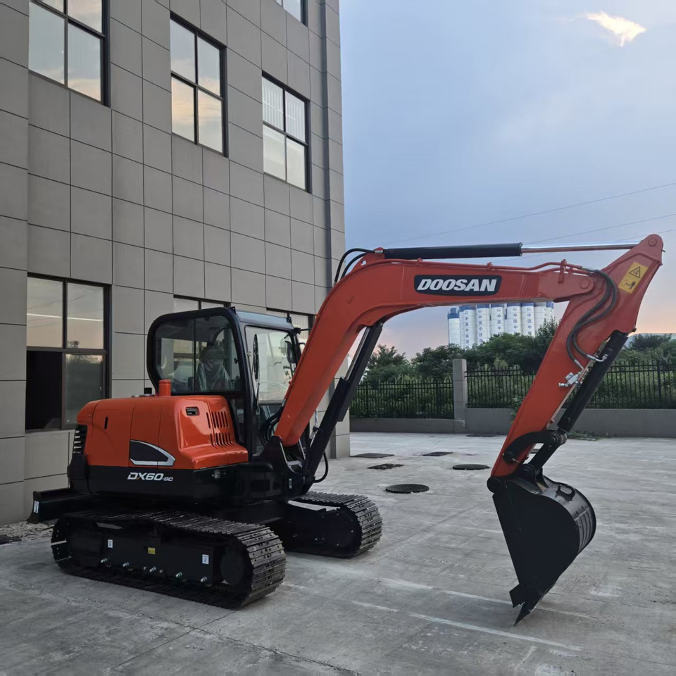 Doosan DX60 - Minikotró: 4 kép. Doosan DX60 - Minikotró: 4 kép.