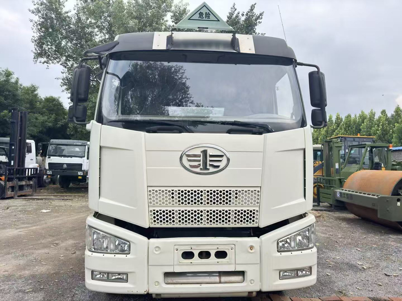 FAW - Tartályos teherautó: 4 kép. FAW - Tartályos teherautó: 4 kép.