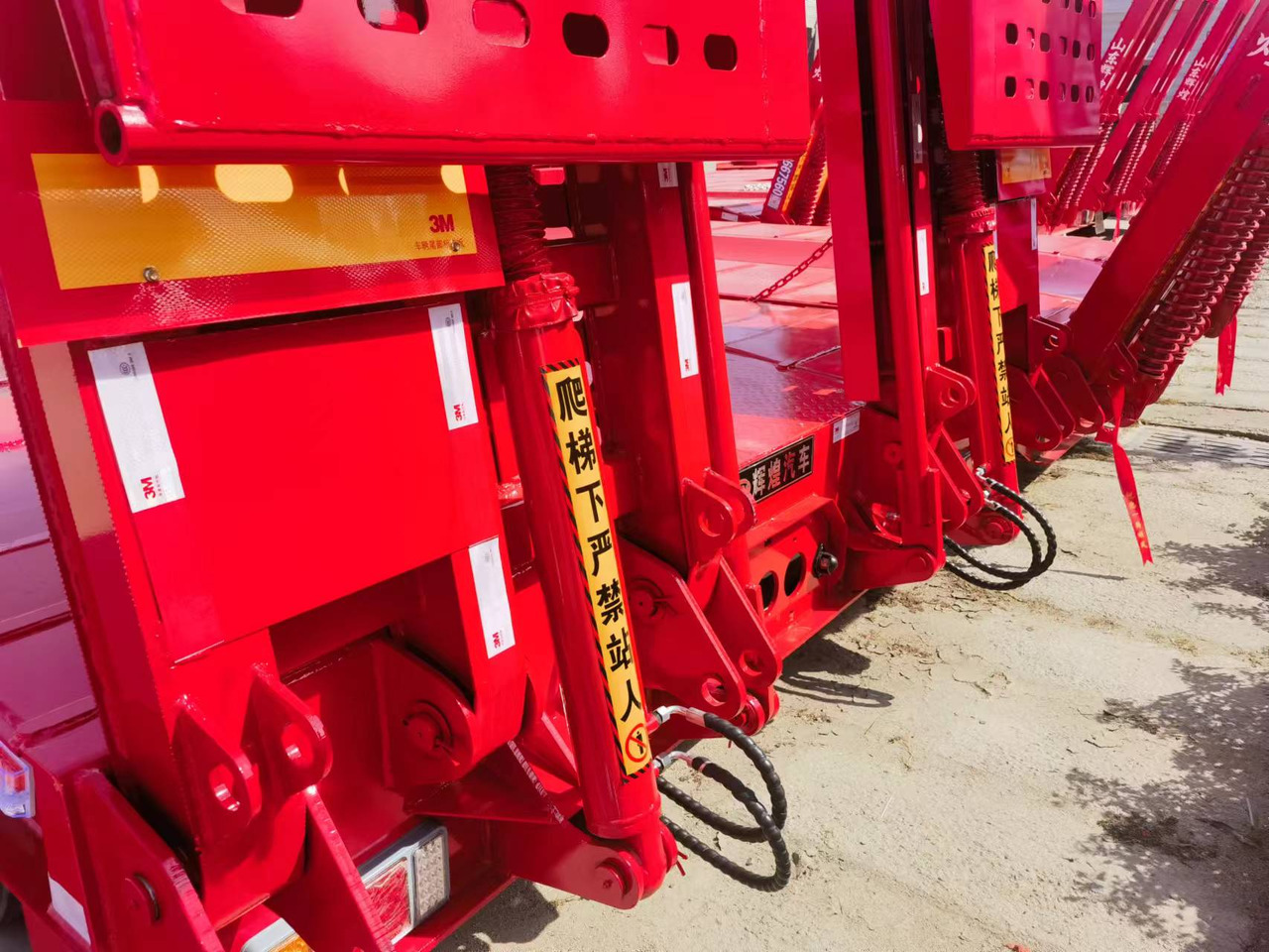 HUI HUANG AUTO - Platós félpótkocsi: 3 kép. HUI HUANG AUTO - Platós félpótkocsi: 3 kép.