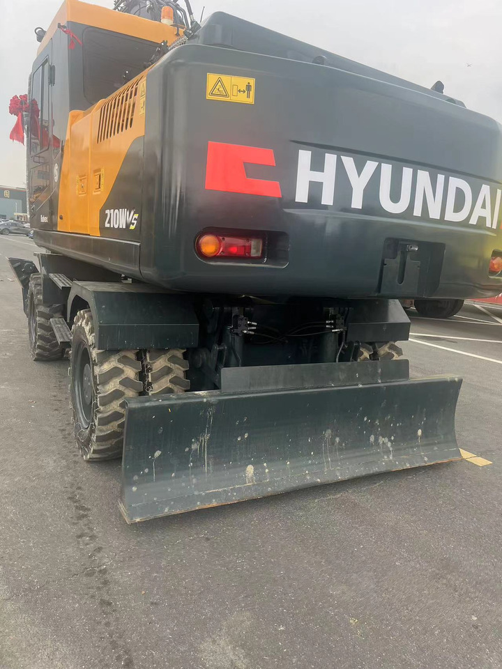 HYUNDAI R210W - Gumikerekes kotró: 5 kép. HYUNDAI R210W - Gumikerekes kotró: 5 kép.