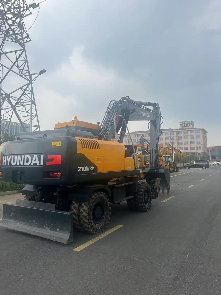 HYUNDAI R210W - Gumikerekes kotró: 2 kép. HYUNDAI R210W - Gumikerekes kotró: 2 kép.