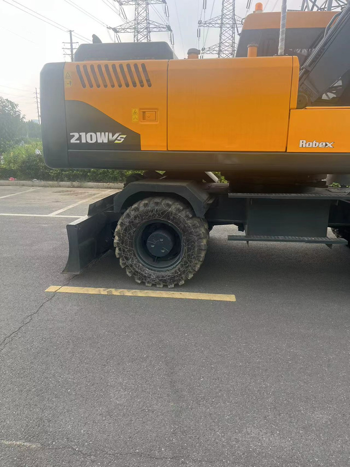 HYUNDAI R210W - Gumikerekes kotró: 4 kép. HYUNDAI R210W - Gumikerekes kotró: 4 kép.