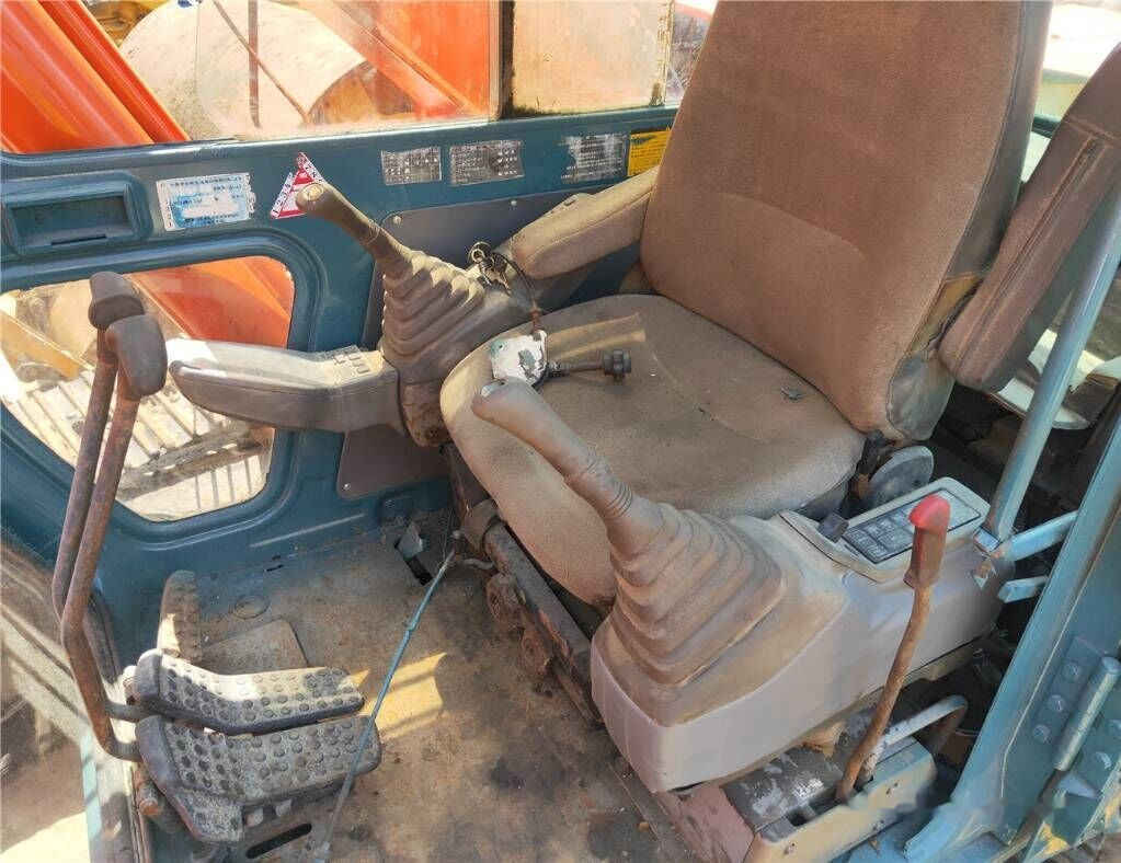 Hitachi EX 200 - Lánctalpas kotró: 3 kép. Hitachi EX 200 - Lánctalpas kotró: 3 kép.