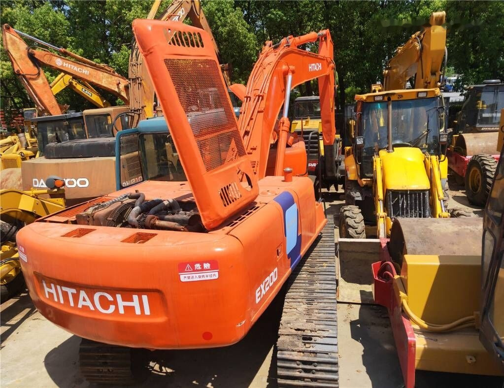 Hitachi EX 200 - Lánctalpas kotró: 2 kép. Hitachi EX 200 - Lánctalpas kotró: 2 kép.