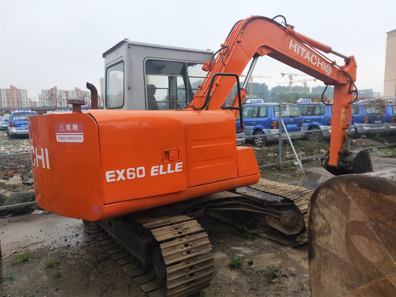 Hitachi EX60 - Lánctalpas kotró: 2 kép. Hitachi EX60 - Lánctalpas kotró: 2 kép.