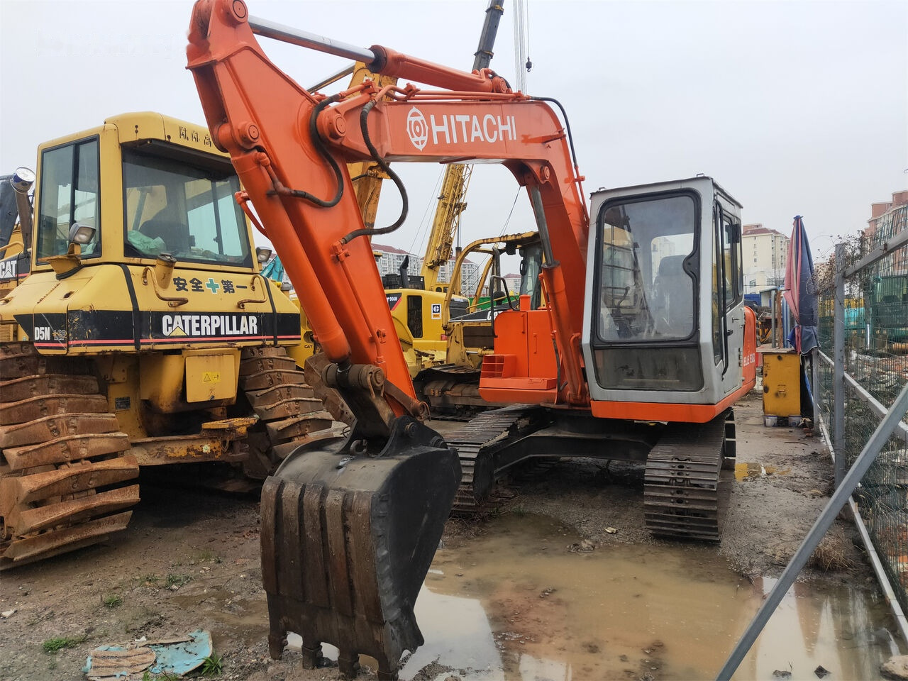 Hitachi EX60 - Lánctalpas kotró: 5 kép. Hitachi EX60 - Lánctalpas kotró: 5 kép.