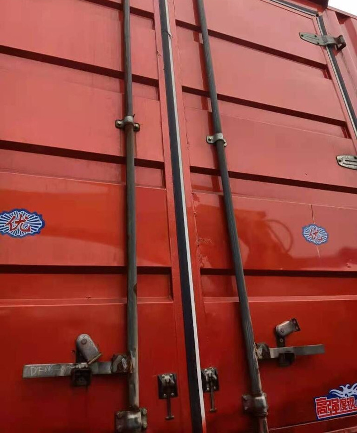Howo 8X4 Box Truck Box Van - Cserefelépítményes teherautó: 4 kép. Howo 8X4 Box Truck Box Van - Cserefelépítményes teherautó: 4 kép.
