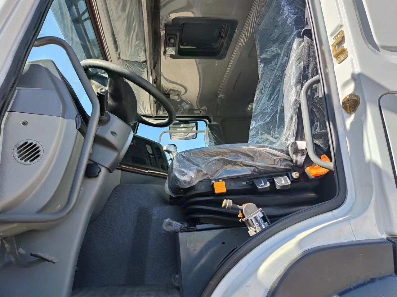 Howo  - Billenőplatós teherautó: 2 kép. Howo  - Billenőplatós teherautó: 2 kép.