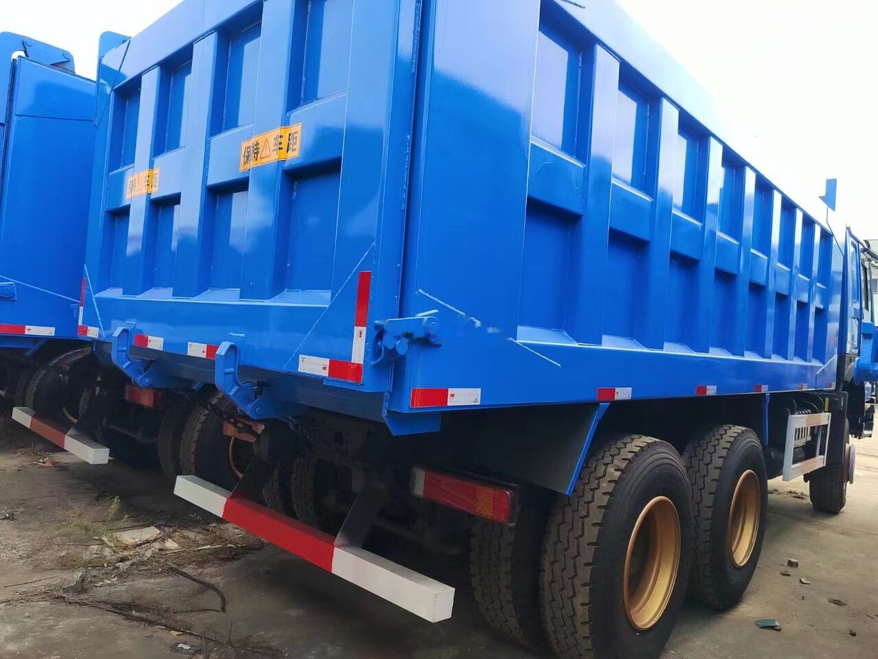 Howo  - Billenőplatós teherautó: 2 kép. Howo  - Billenőplatós teherautó: 2 kép.