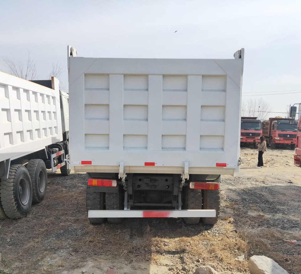 Howo  - Billenőplatós teherautó: 5 kép. Howo  - Billenőplatós teherautó: 5 kép.