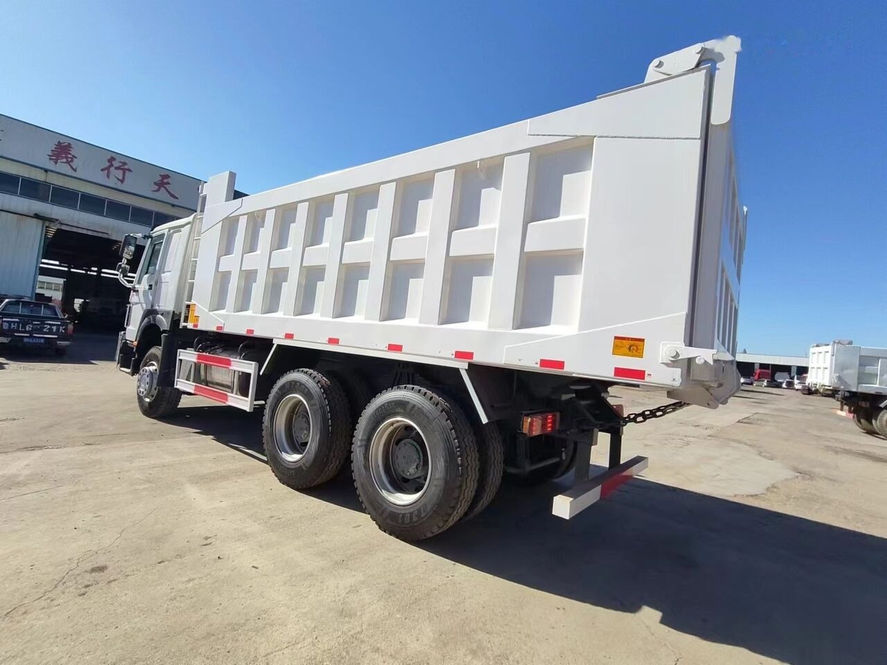 Howo  - Billenőplatós teherautó: 5 kép. Howo  - Billenőplatós teherautó: 5 kép.