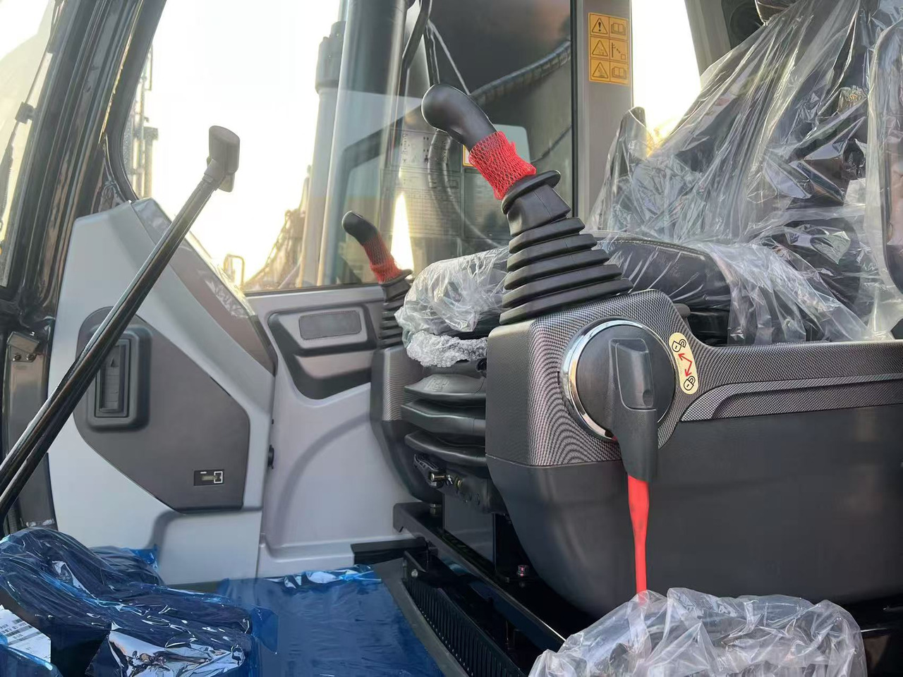 Hyundai HX220HD - Lánctalpas kotró: 5 kép. Hyundai HX220HD - Lánctalpas kotró: 5 kép.