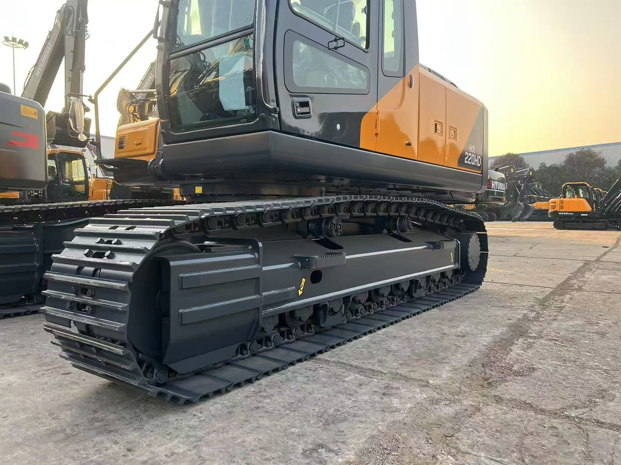 Hyundai HX220HD - Lánctalpas kotró: 3 kép. Hyundai HX220HD - Lánctalpas kotró: 3 kép.