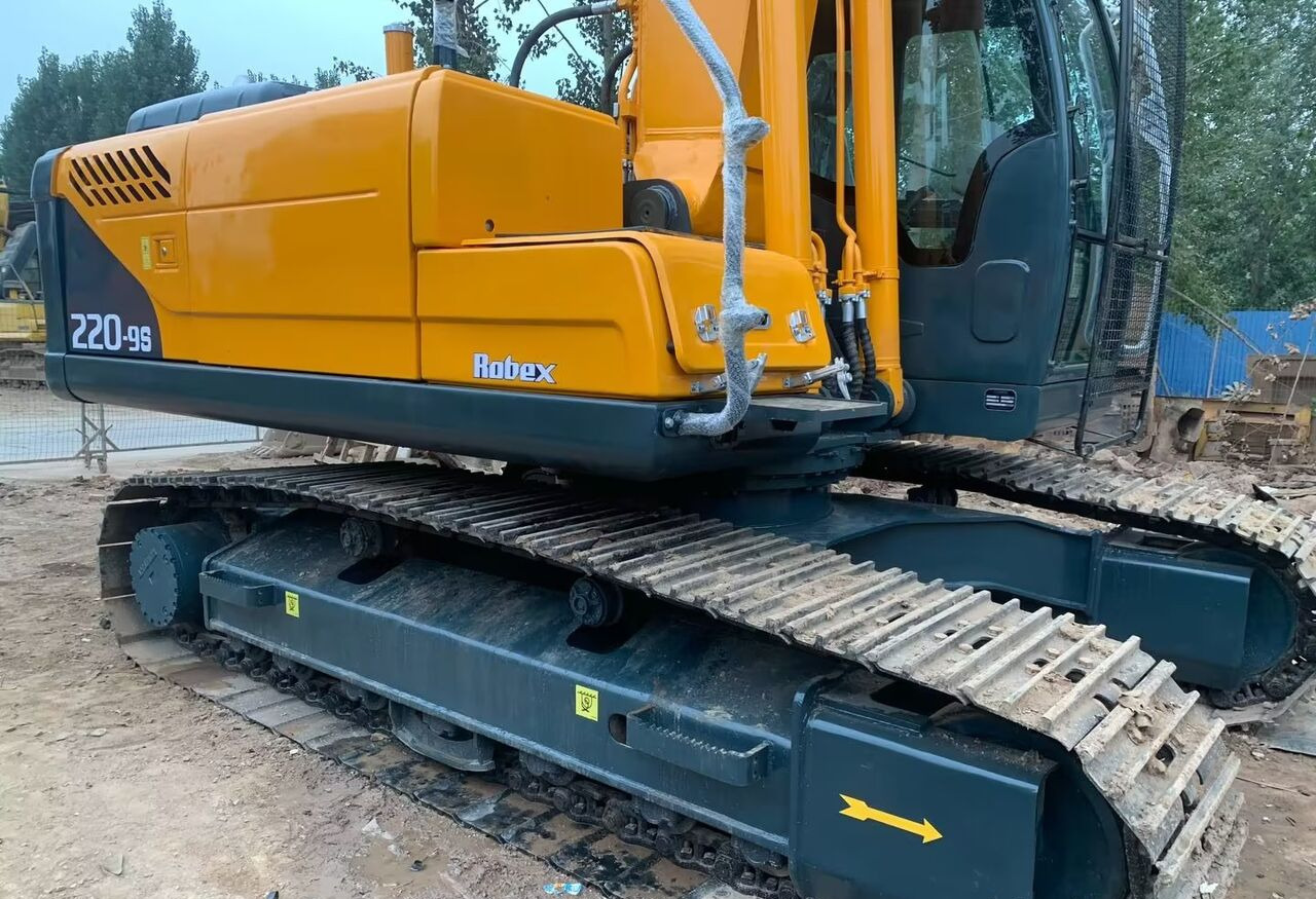 Hyundai R220-9S - Lánctalpas kotró: 4 kép. Hyundai R220-9S - Lánctalpas kotró: 4 kép.